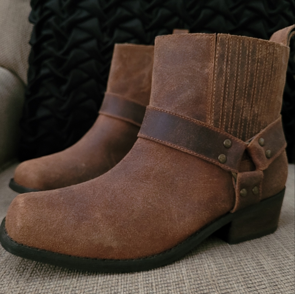 VERY VOLATILE DISTRESSED BROWN GENUINE COW SUEDE BOOTS